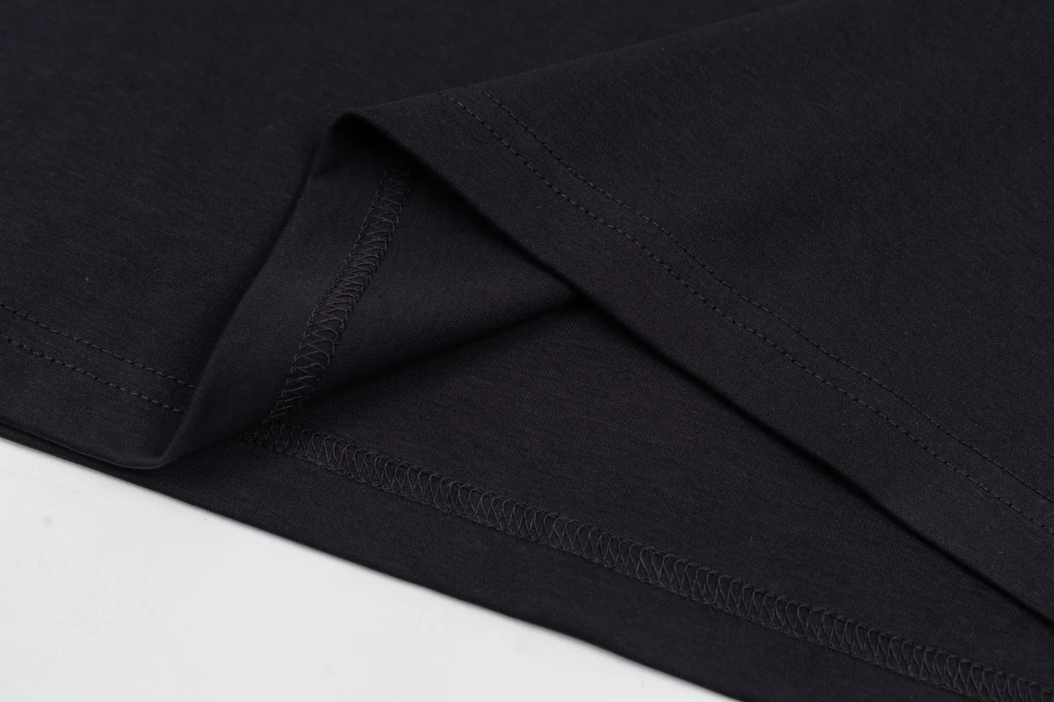 🅿️270 1v 25FW handwritten logo embroidered short sleeves. The fabric is made of 60S 170g double-sided single yarn fabric, and the rib is made of 32S 300g double yarn stretch rib. This T-shirt is made from soft cotton knit, with a slightly nipped waist and ribbed crew neck for a relaxed fit. The handwritten Louis logo is embroidered on the chest, making it an elegant everyday choice. The yarn count is 60, which is a high-count cotton yarn that is delicate and soft. This fabric is based on the delicate texture of high-count cotton, and its double-sided weaving enhances practicality. The single-strand structure makes the fabric lighter and more breathable. Double-sided knitting technology has the same texture on the front and back. The fabric has a tight structure, good elasticity and is not easy to curl. It has a delicate touch and is suitable for close-fitting wear. Flat stitch embroidery three-dimensional craft is a special embroidery technique that uses flat stitch to create embroidery with a three-dimensional feel. This process creates a richer three-dimensional effect and layering by precisely controlling the depth and angle of the stitches and increasing the density and length. Size:XS-S-M-L